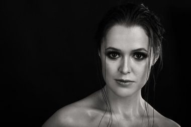 Muhteşem Güzellik Portresi. Profesyonel makyaj güzel kadınla. Anlamlı gözler, mükemmel deri.