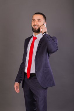 İle belgili tanımlık telefon, takım elbiseli adam tablet