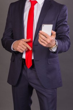 Bir cep telefonu ile güzel bir kıyafeti giyen