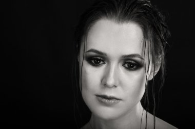 Muhteşem Güzellik Portresi. Profesyonel makyaj güzel kadınla. Anlamlı gözler, mükemmel deri.