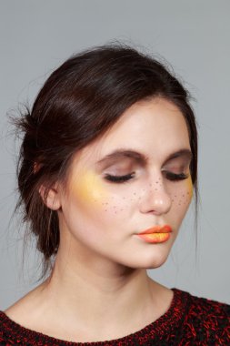 Güzel esmer Güzellik Portresi. Profesyonel makyaj, yaratıcı makyaj