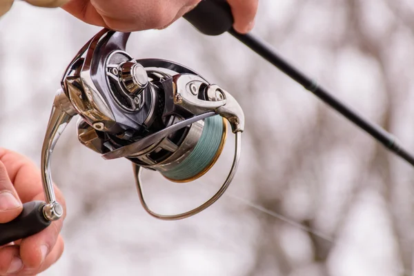 Fiske i älven.En fiskare med fiskespö på älvstranden. Människofiskare fångar en fisk.Fiske, spinnrock, fisk, Breg älvar. - Begreppet landsflykt. Artikel om fiske. — Stockfoto