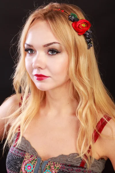 Retrato de una hermosa rubia con una corona en el pelo — Foto de Stock