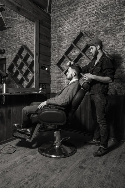 Saç kesimi erkek berber dükkanı. Erkek Kuaförler; berberler. — Stok fotoğraf