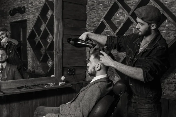 Homens de corte de cabelo Barbearia. Cabeleireiros masculinos; barbeiros . — Fotografia de Stock