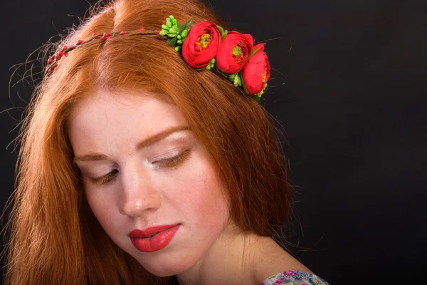 Retrato de chica pelirroja elegante en una corona. Corona de pelo rojo . — Foto de Stock