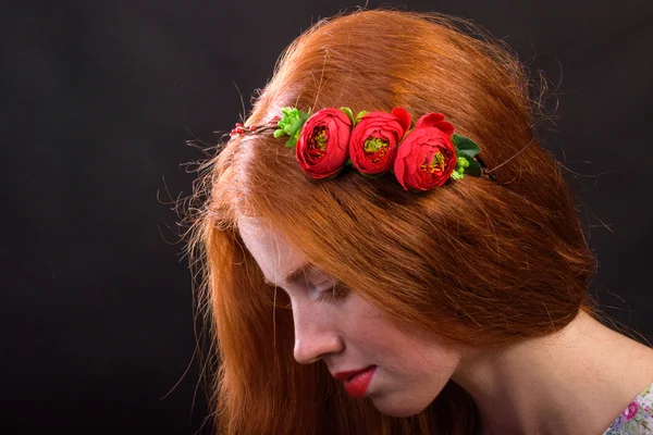 Retrato de menina ruiva elegante em uma grinalda. Grinalda cabelo vermelho . — Fotografia de Stock