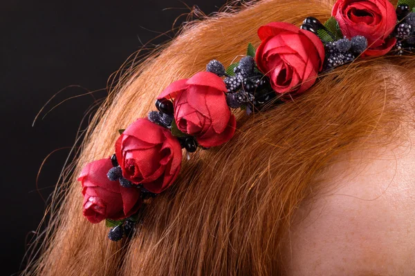Ritratto di elegante ragazza rossa in una ghirlanda. Ghirlanda capelli rossi . — Foto Stock