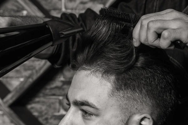 Barbeiro pentes cliente Barbershop — Fotografia de Stock