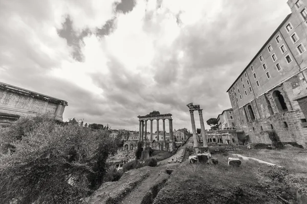 Rome - 6 januari: De bogen en de ruïnes van het Romeinse Forum 6, 2016 in Rome, Italië. — Stockfoto