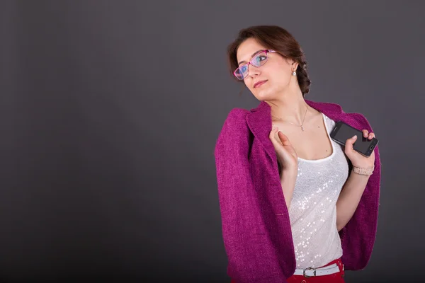 Mulher bonito com um telefone móvel. Jovem empresária — Fotografia de Stock