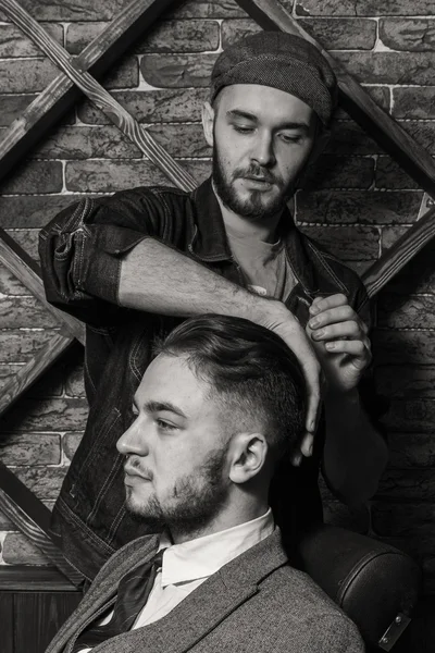 Homens de corte de cabelo Barbearia. Cabeleireiros masculinos; barbeiros . — Fotografia de Stock