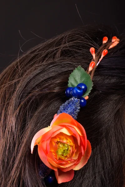 彼女の髪の美しい花輪 — ストック写真