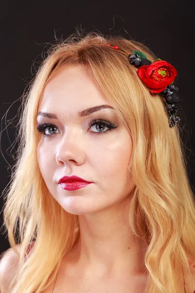 Retrato de uma linda loira com uma coroa de flores em seu cabelo — Fotografia de Stock