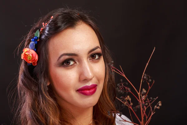 Hermosa morena en una hermosa corona. Accesorios para el cabello - corona . — Foto de Stock