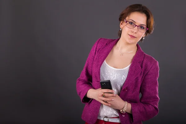 Leuke vrouw met een mobiele telefoon. Jonge zakenvrouw — Stockfoto