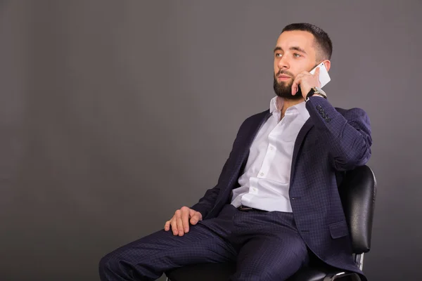 El hombre del traje con el teléfono, la tableta — Foto de Stock