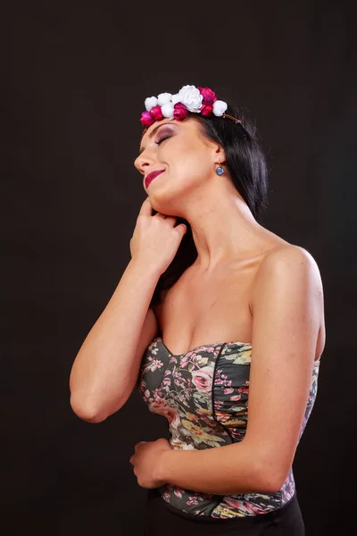 Beautiful brunette in a beautiful wreath. Accessories for hair - wreath. — Stock Photo, Image