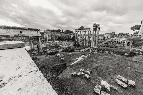 Rom - januar 6: die bögen und ruinen des römischen forums 6, 2016 in rom, italien. — Stockfoto