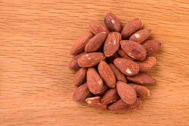 Ahşap zemin üzerindeki bademler