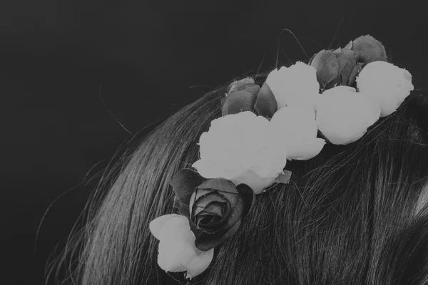 Zwart-wit portret van een mooi meisje in een krans — Stockfoto