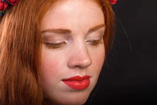 Porträtt av elegant rödhårig flicka i en krans. Krans röda hår. — Stockfoto