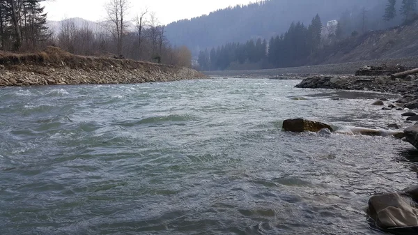 Bellissimo paesaggio di un fiume di montagna . — Foto Stock