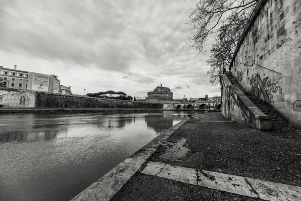 ROMA - 12 de janeiro: Bela vista do rio Tibre 12 de janeiro de 2016 em Roma, Itália . — Fotografia de Stock