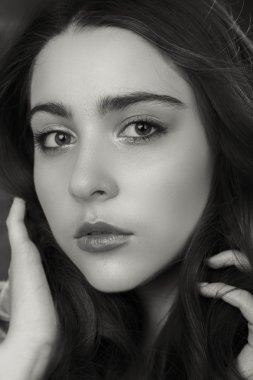 Hafif bir arka plan üzerinde kısa bir etek bir kız. Güzel ve genç birbayan. Güzel profesyonel makyaj.