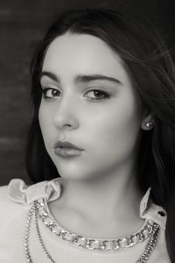 Hafif bir arka plan üzerinde kısa bir etek bir kız. Güzel ve genç birbayan. Güzel profesyonel makyaj.