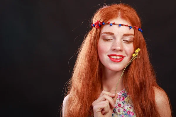 Büyüleyici bir kızıl saçlı kız portresi — Stok fotoğraf