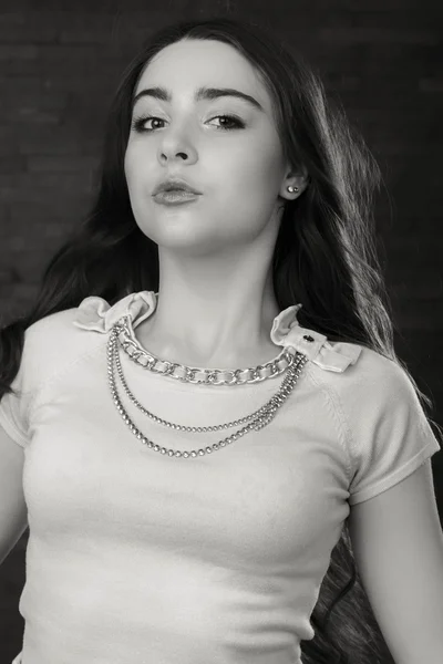 Ein Mädchen in einem kurzen Rock auf hellem Hintergrund. schöne junge Frau. schönes professionelles Make-up. — Stockfoto