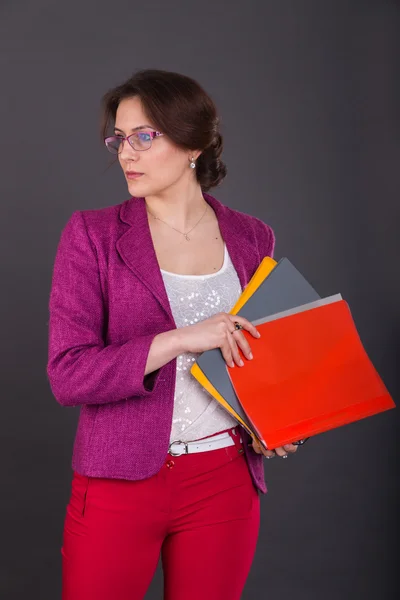 Chica de negocios con una carpeta para papeles y teléfono — Foto de Stock