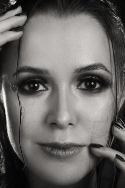 siyah beyaz güzel bir kız portresi