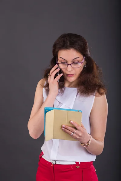 Schöne Geschäftsfrau mit Tablet und Handy — Stockfoto