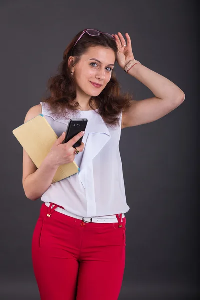 Krásné ženy s tablety a mobilní telefon — Stock fotografie