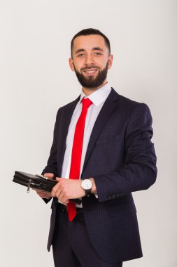 Genç bir işadamı elinde cep telefonu