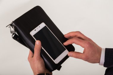 Genç bir işadamı elinde cep telefonu