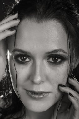 siyah beyaz güzel bir kız portresi