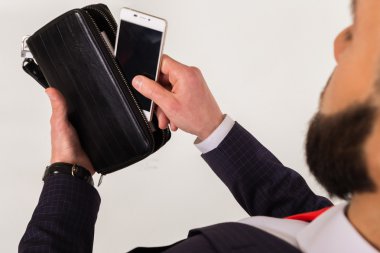 Genç bir işadamı elinde cep telefonu