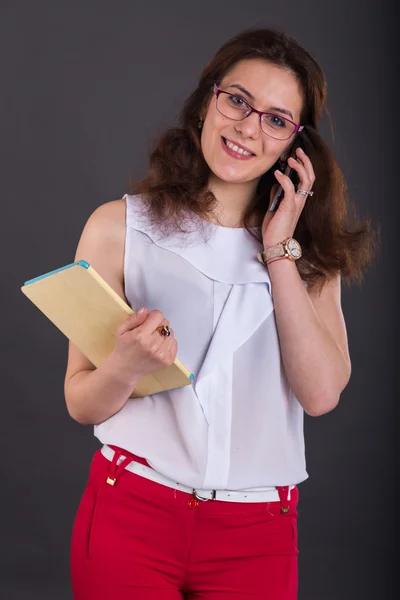 Hermosa mujer de negocios con tableta y teléfono móvil — Foto de Stock