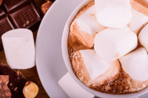 Eine Tasse Kaffee mit Marshmallows. Marshmallows, Schokolade und andere Süßigkeiten. eine Tasse Kakao — Stockfoto