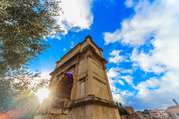 Roma'nın güzel kemer. Güzel tarihi manzara — Stok fotoğraf