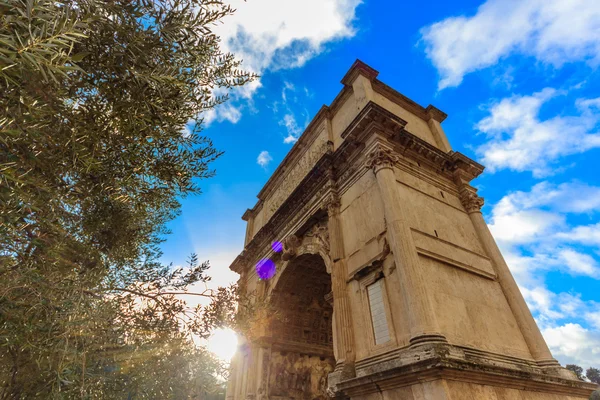 Roma'nın güzel kemer. Güzel tarihi manzara — Stok fotoğraf