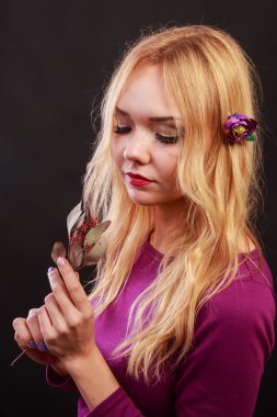 Güzel esmer güzel bir çelenk içinde. Aksesuarlar, saç - çelenk.