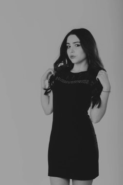 Hafif bir arka plan üzerinde kısa bir etek bir kız. Güzel ve genç birbayan. Güzel profesyonel makyaj.