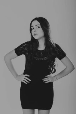 Hafif bir arka plan üzerinde kısa bir etek bir kız. Güzel ve genç birbayan. Güzel profesyonel makyaj.