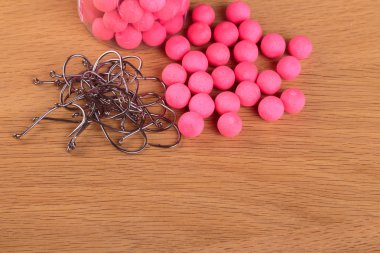 Masanın üzerinde balıkçılık aksesuarları