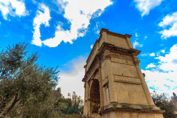 Roma'nın güzel kemer. Güzel tarihi manzara — Stok fotoğraf