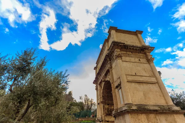 Hermosos arcos en Roma. Hermoso paisaje histórico — Foto de Stock